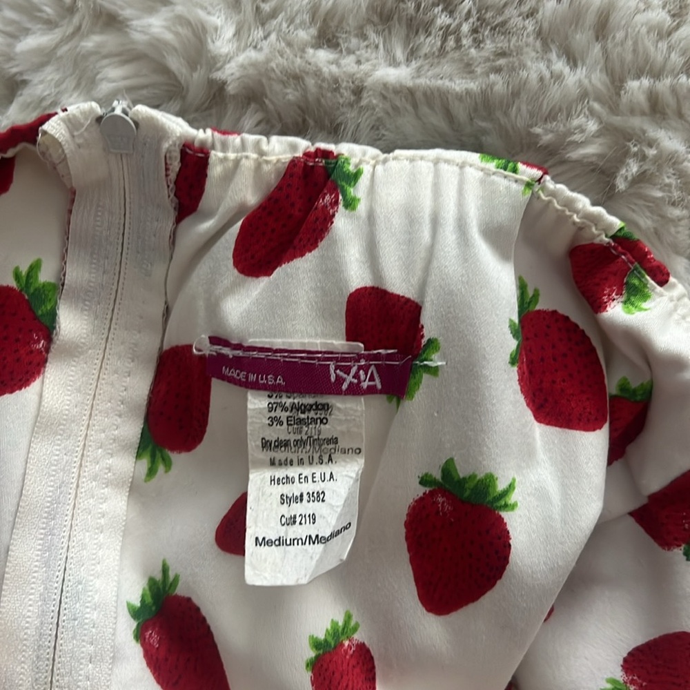 Strawberry print dress, size m, good condition, super cute - Picture 5 of 5